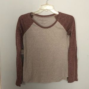 gray long sleeve t-shirt